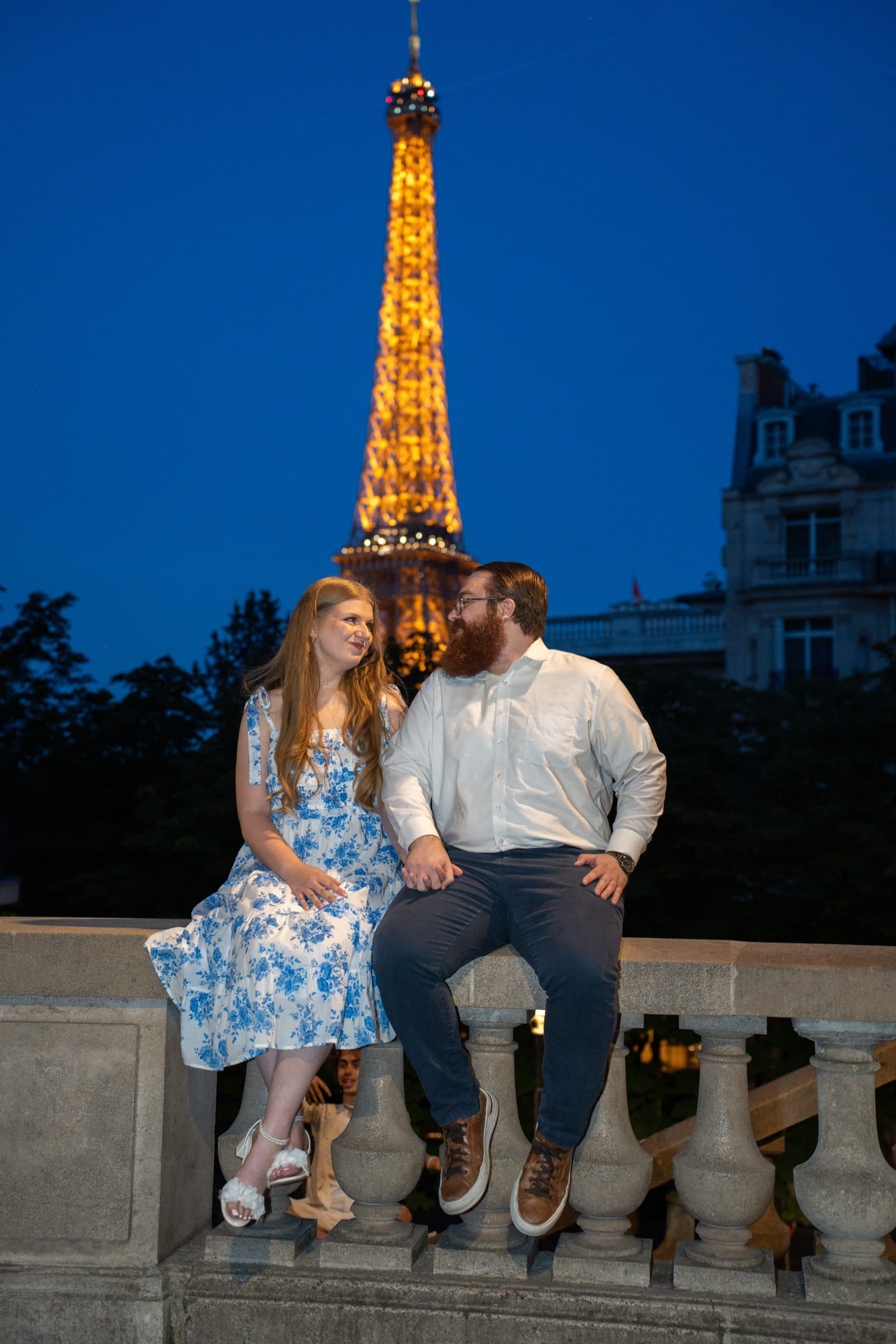 A couple photographed at night, on Avenue de Camoëns