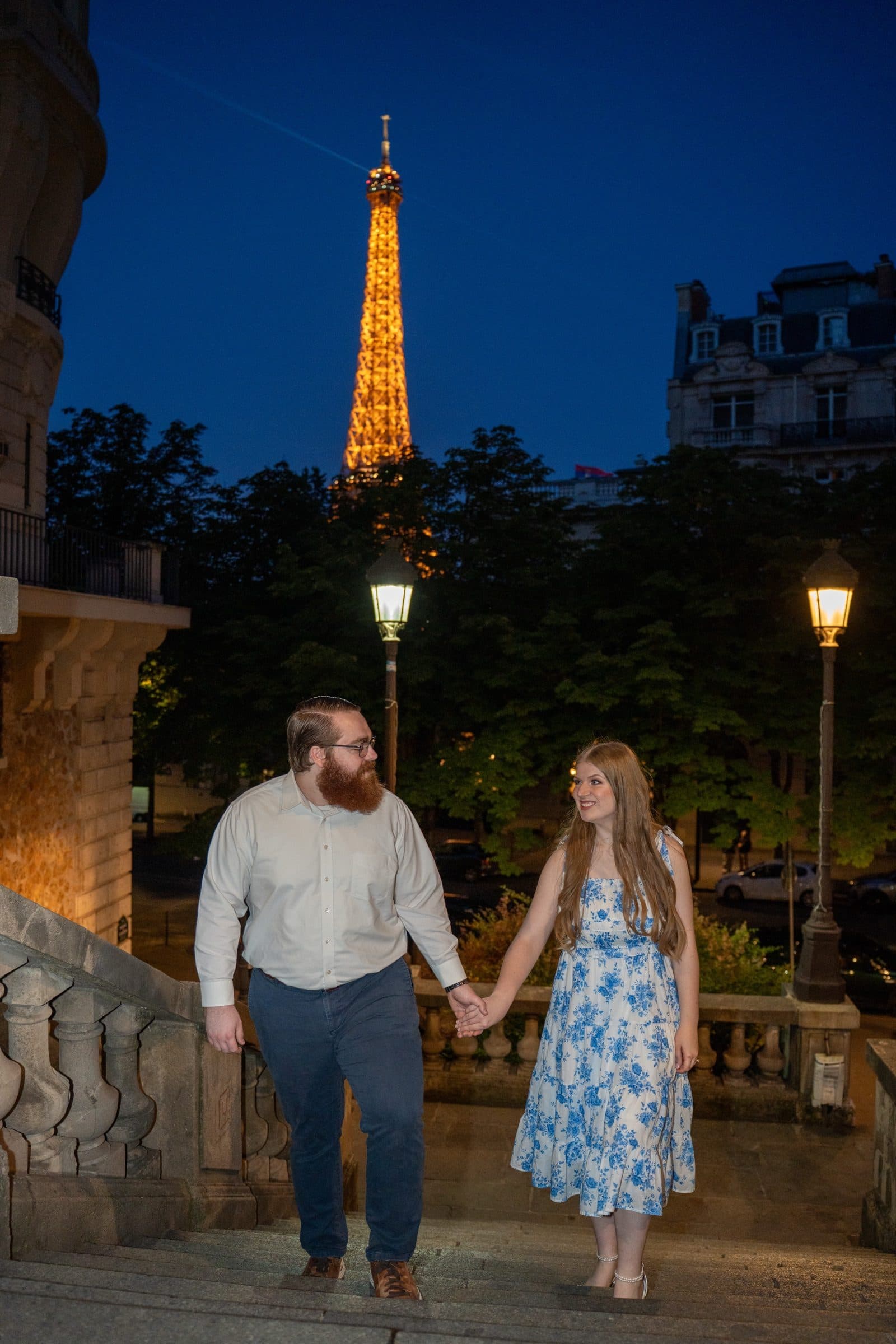 A couple photographed at night, on Avenue de Camoëns