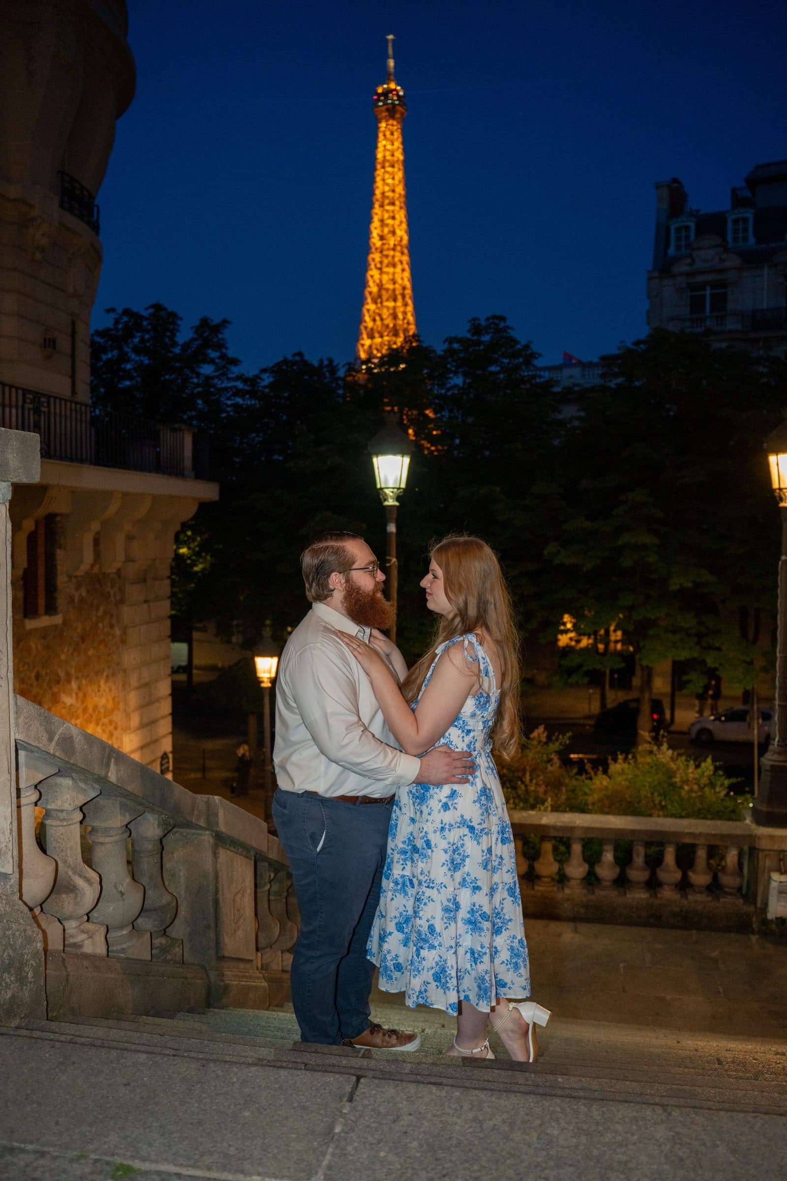 A couple photographed at night, on Avenue de Camoëns