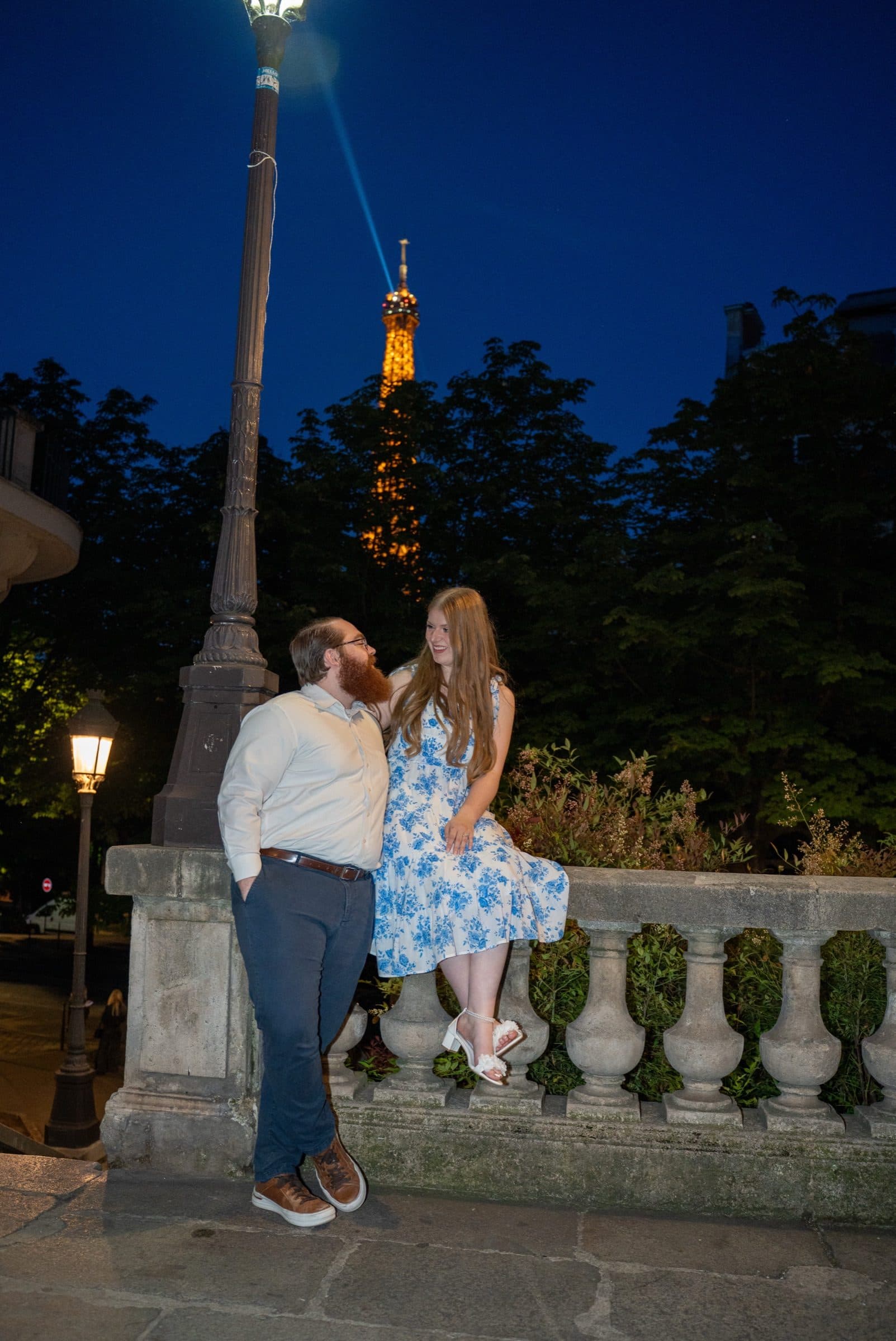 A couple photographed at night, on Avenue de Camoëns