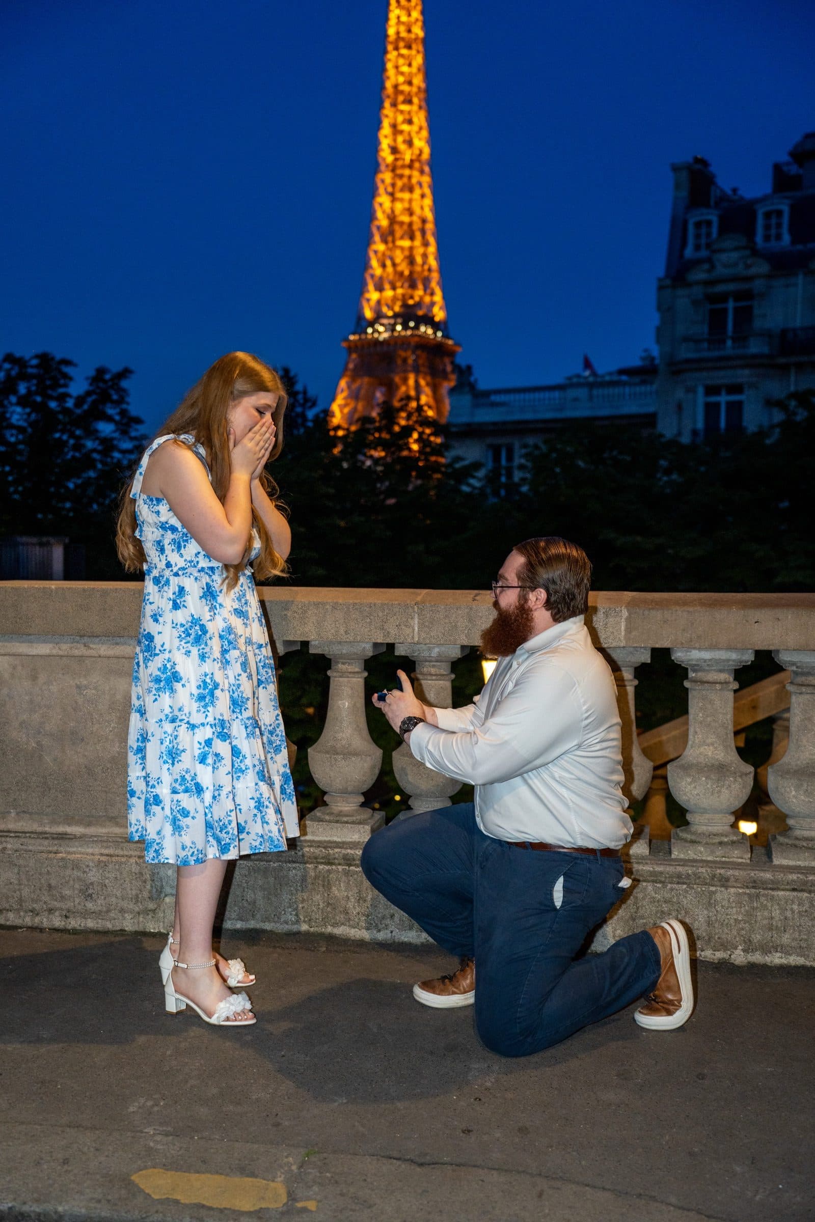 A couple photographed the moment of a surprise proposal at night, on Avenue de Camoëns