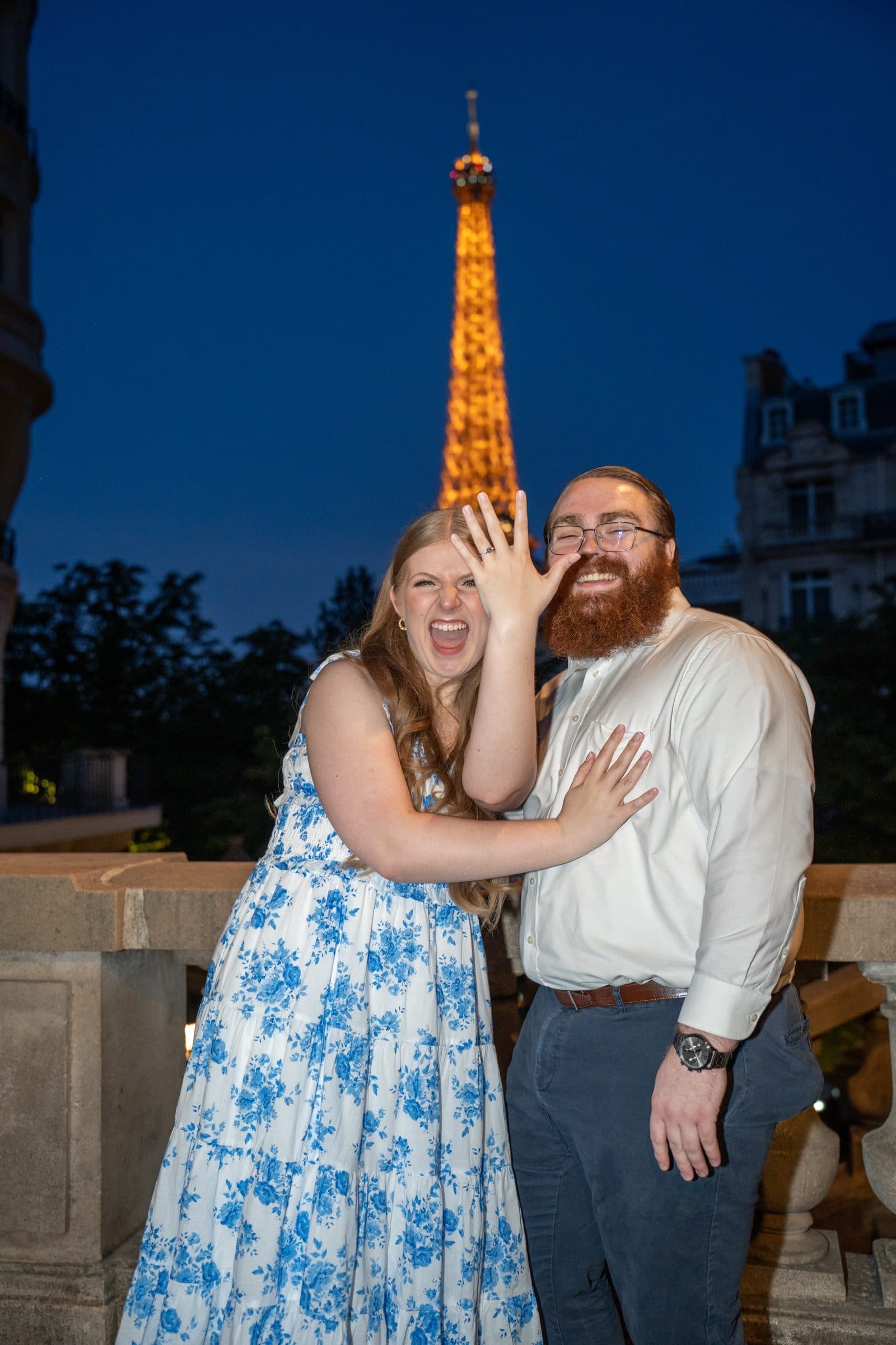 A couple photographed the moment of a surprise proposal at night, on Avenue de Camoëns