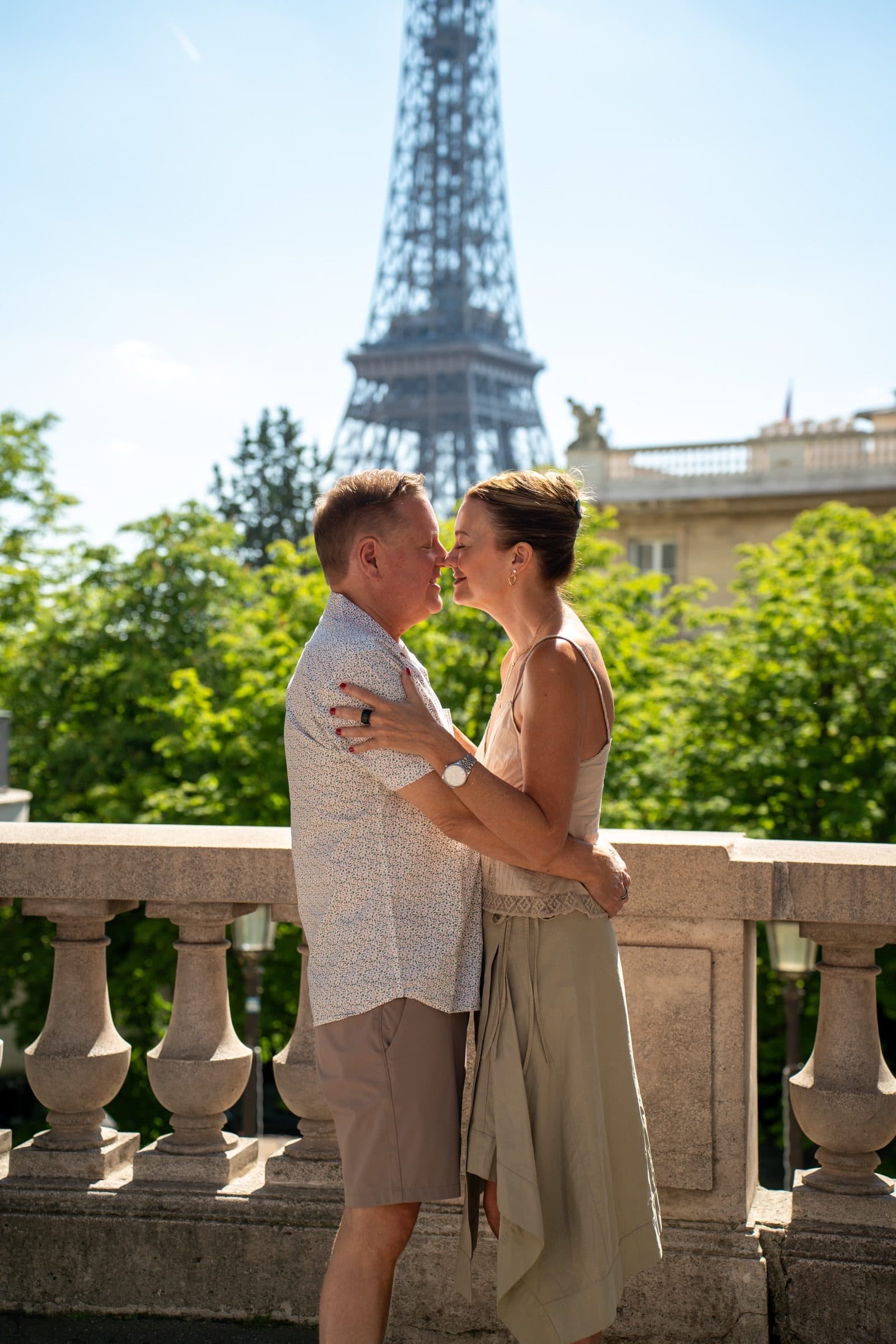 A couple photographed at sunrise, on Avenue de Camoëns