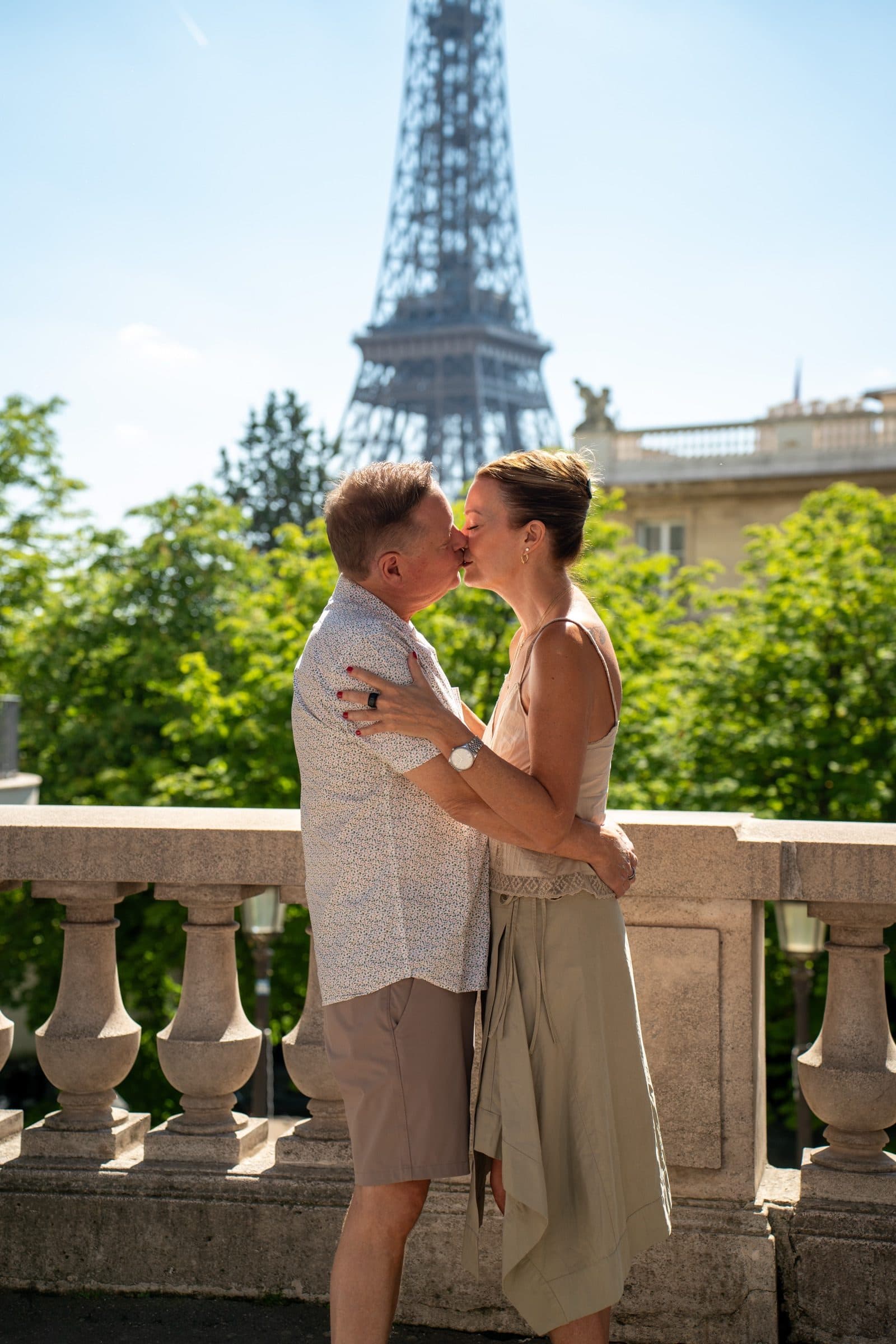 A couple photographed at sunrise, on Avenue de Camoëns