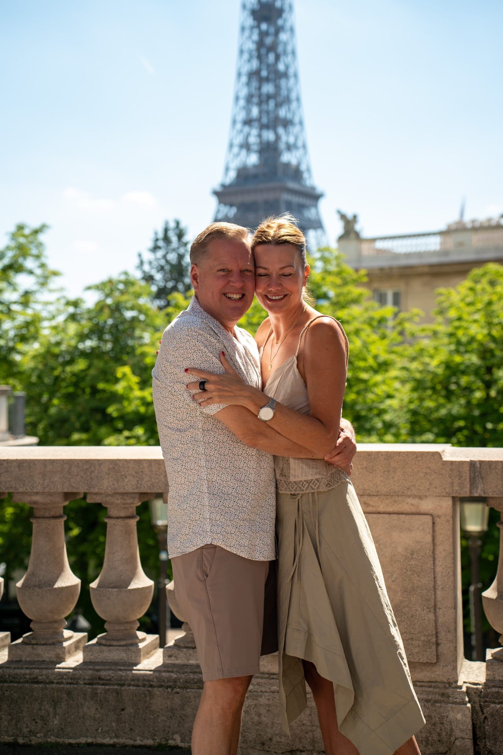 A couple photographed at sunrise, on Avenue de Camoëns