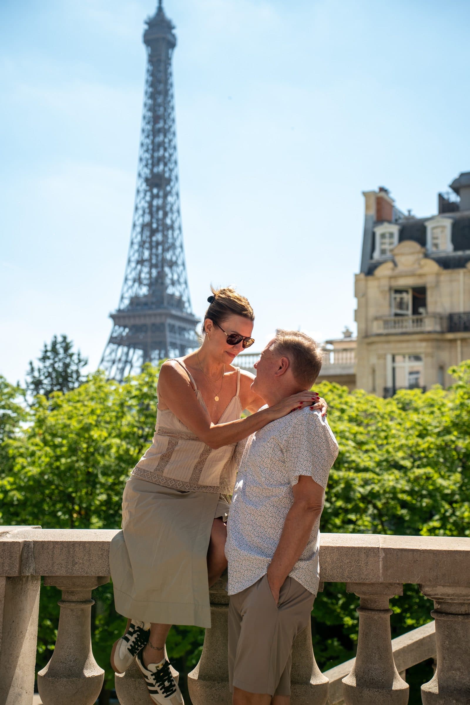 A couple photographed at sunrise, on Avenue de Camoëns