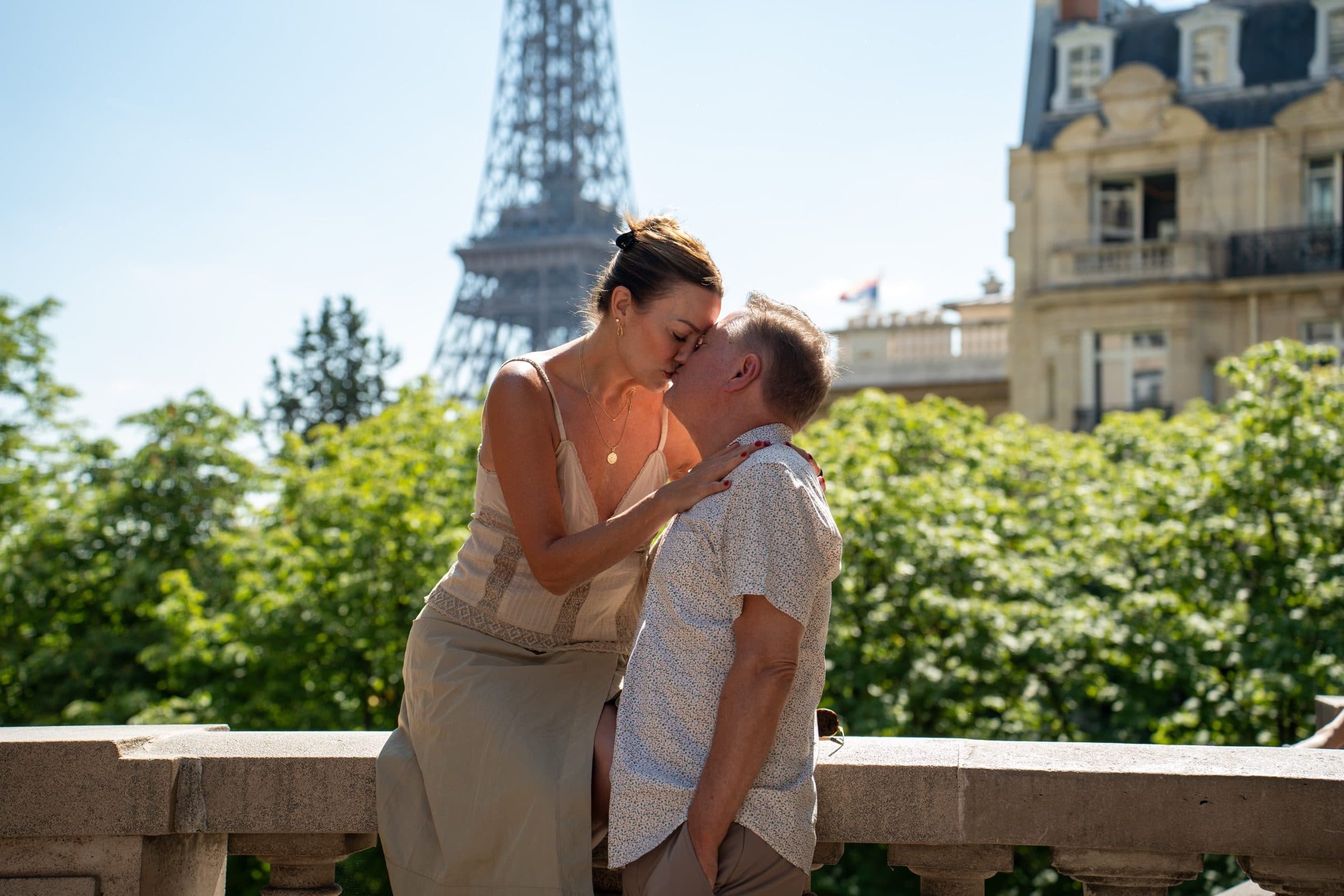 A couple photographed at sunrise, on Avenue de Camoëns