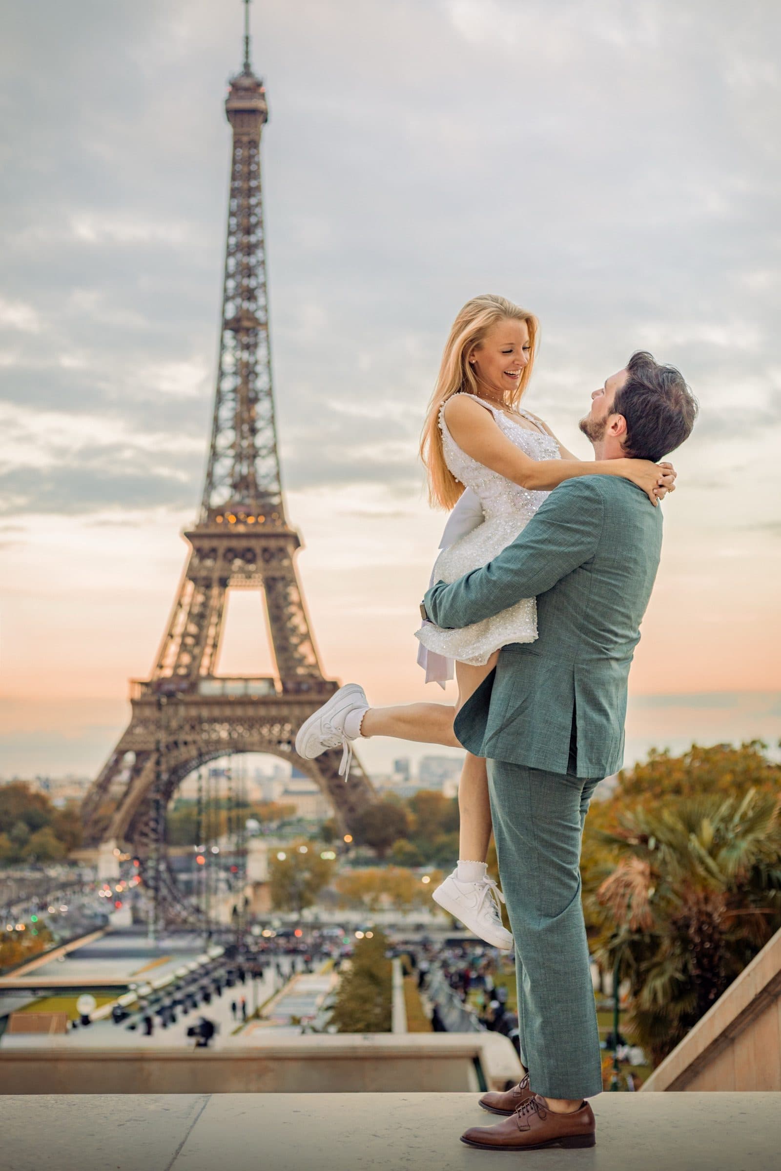 A couple photographed at Trocadéro at sunrise
