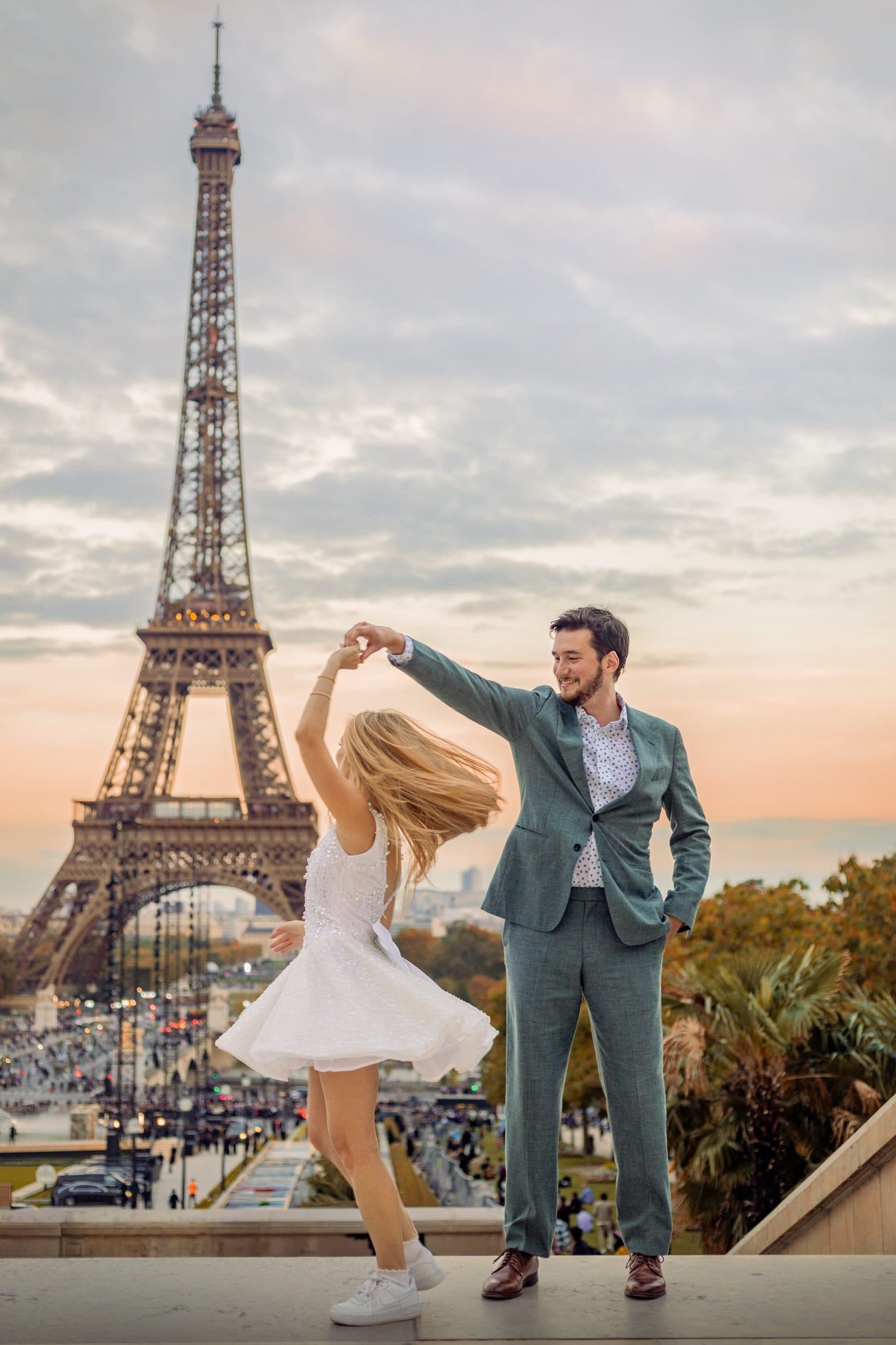 A couple photographed at sunrise, at Trocadéro