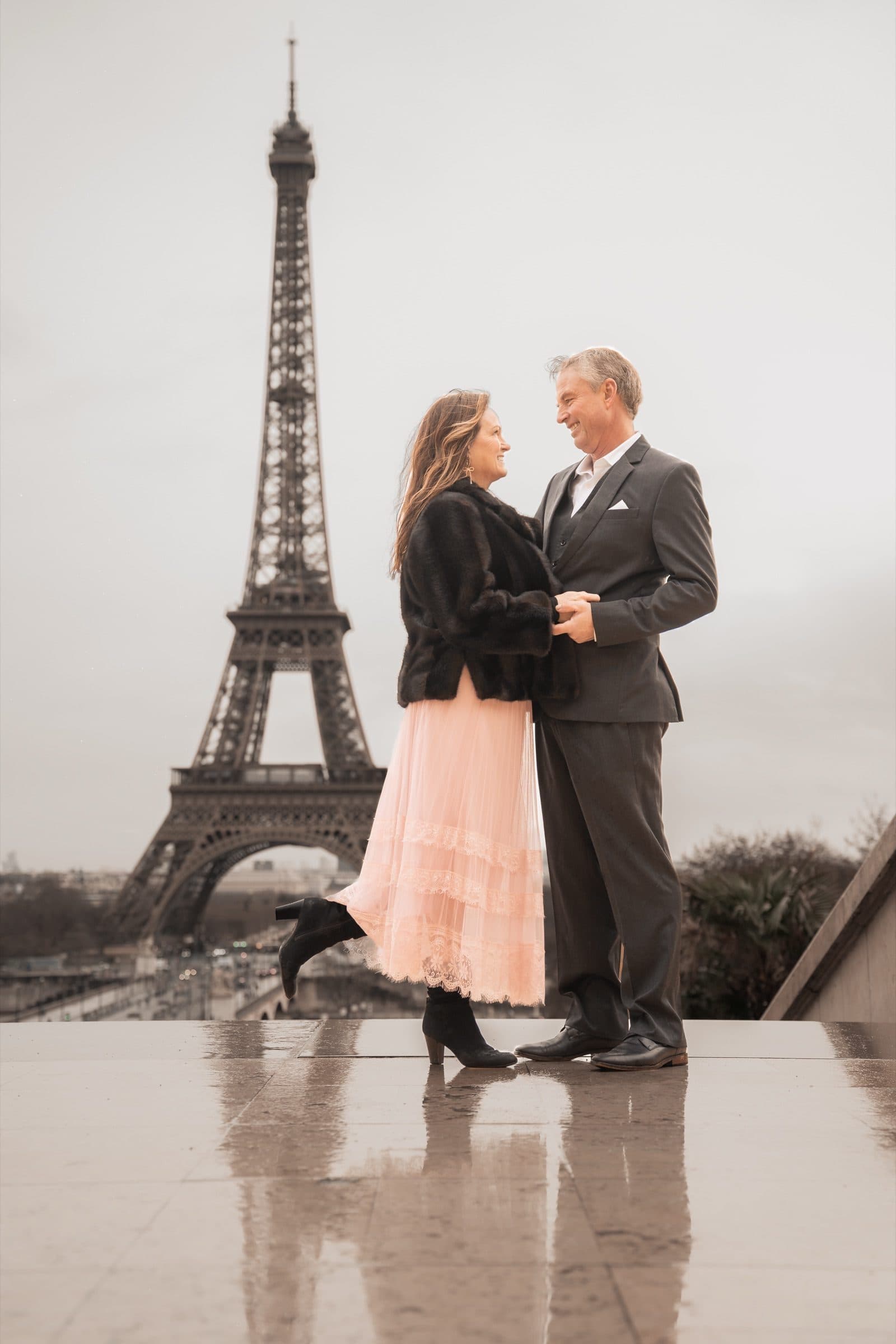 A couple photographed at sunrise, at Trocadéro