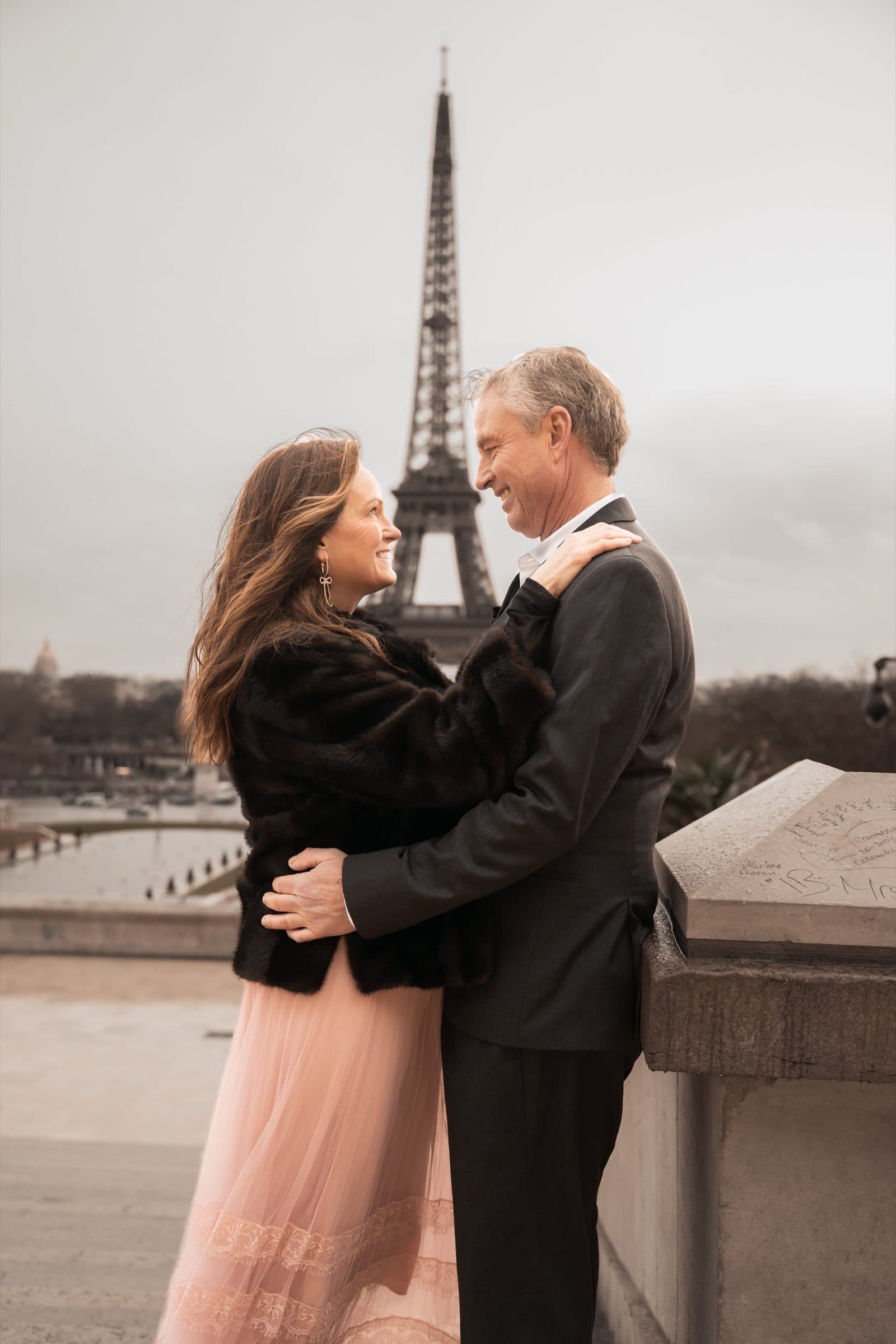 A couple photographed at sunrise, at Trocadéro