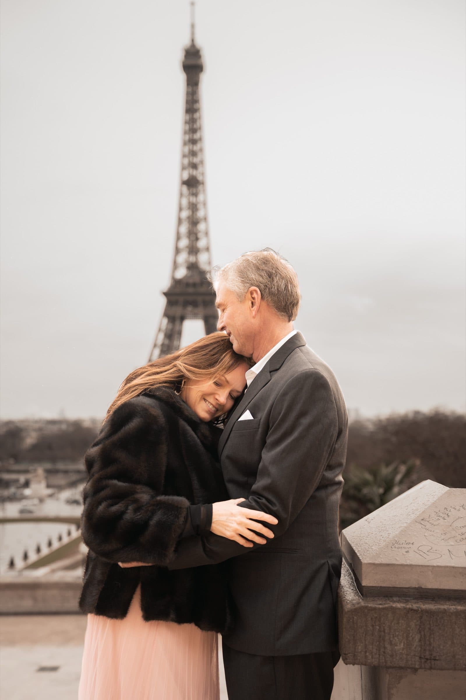 A couple photographed at sunrise, at Trocadéro