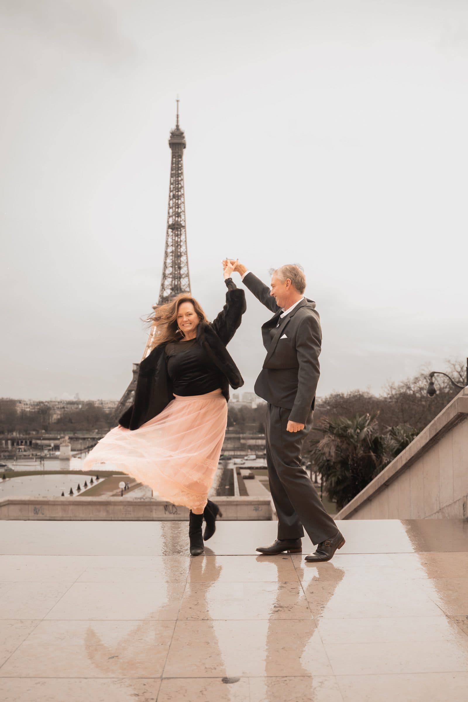 A couple photographed at sunrise, at Trocadéro