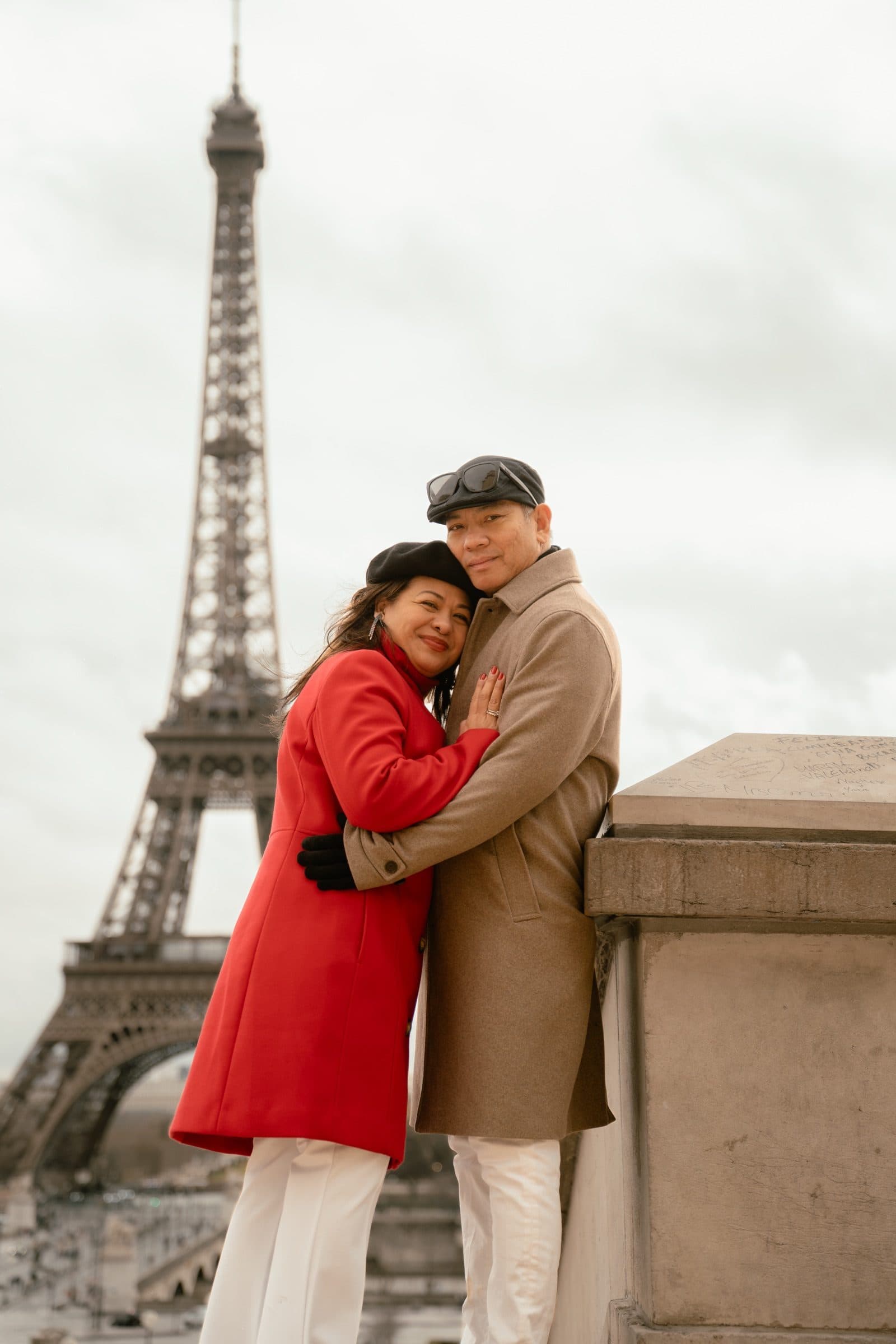 A couple photographed at sunrise, at Trocadéro